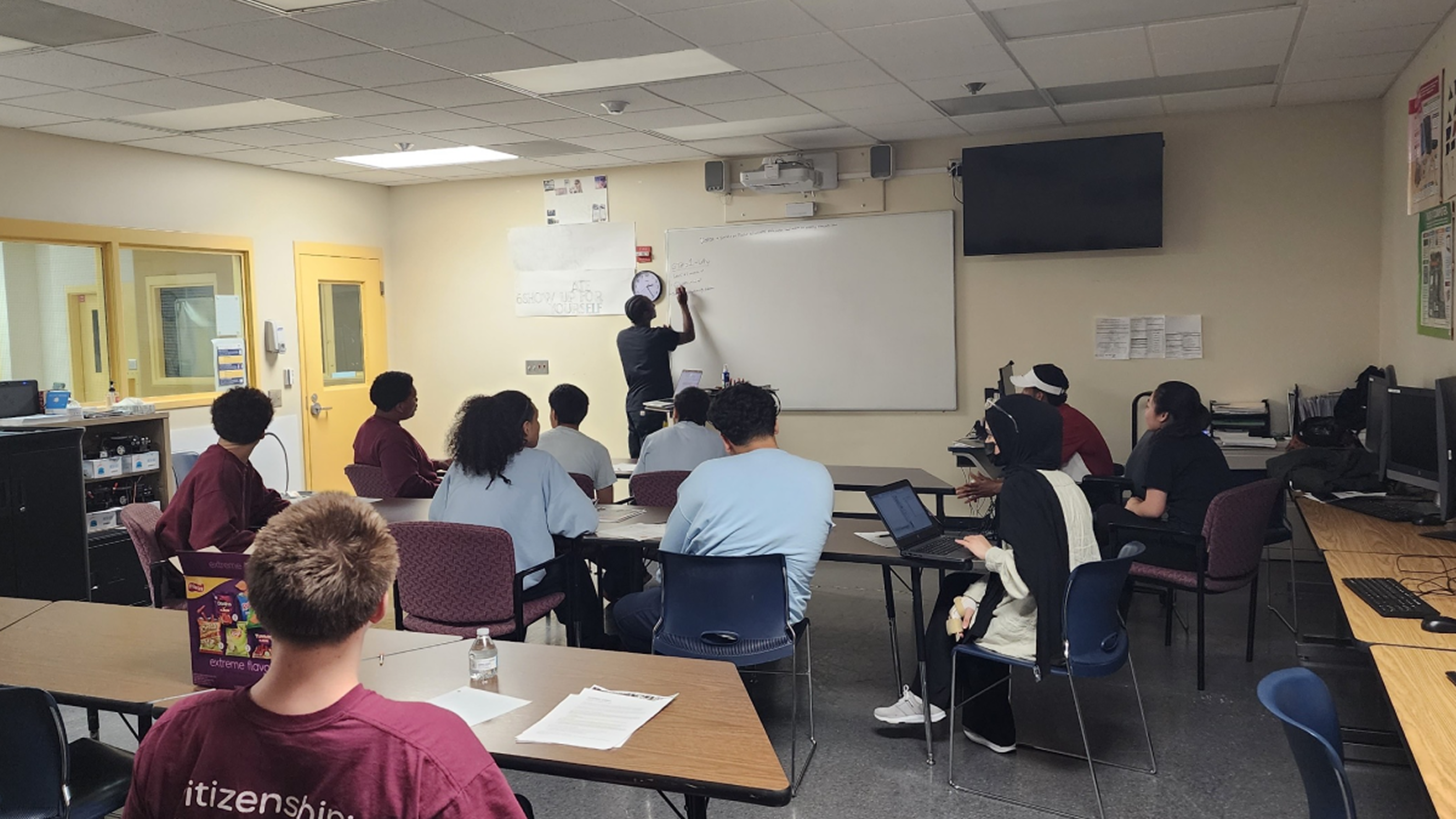 Image of Shawn Jr speaking with incarcerated youth